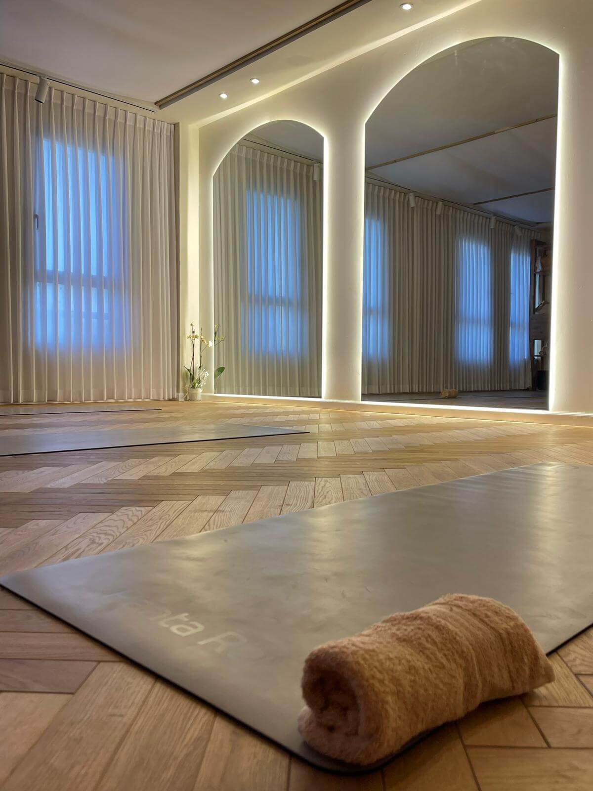 Room 8 - ROOM8 הוד השרון