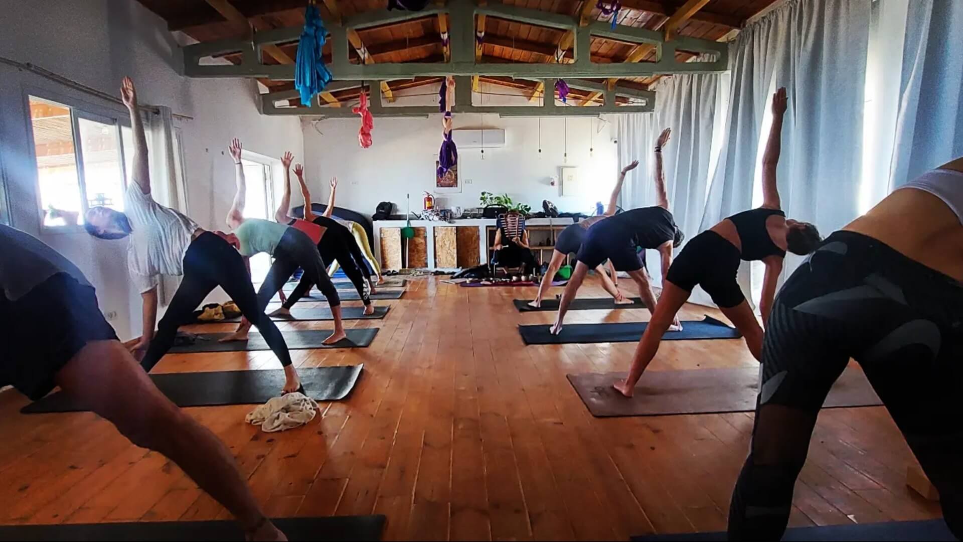 עמית מנבר יוגה ואומנות