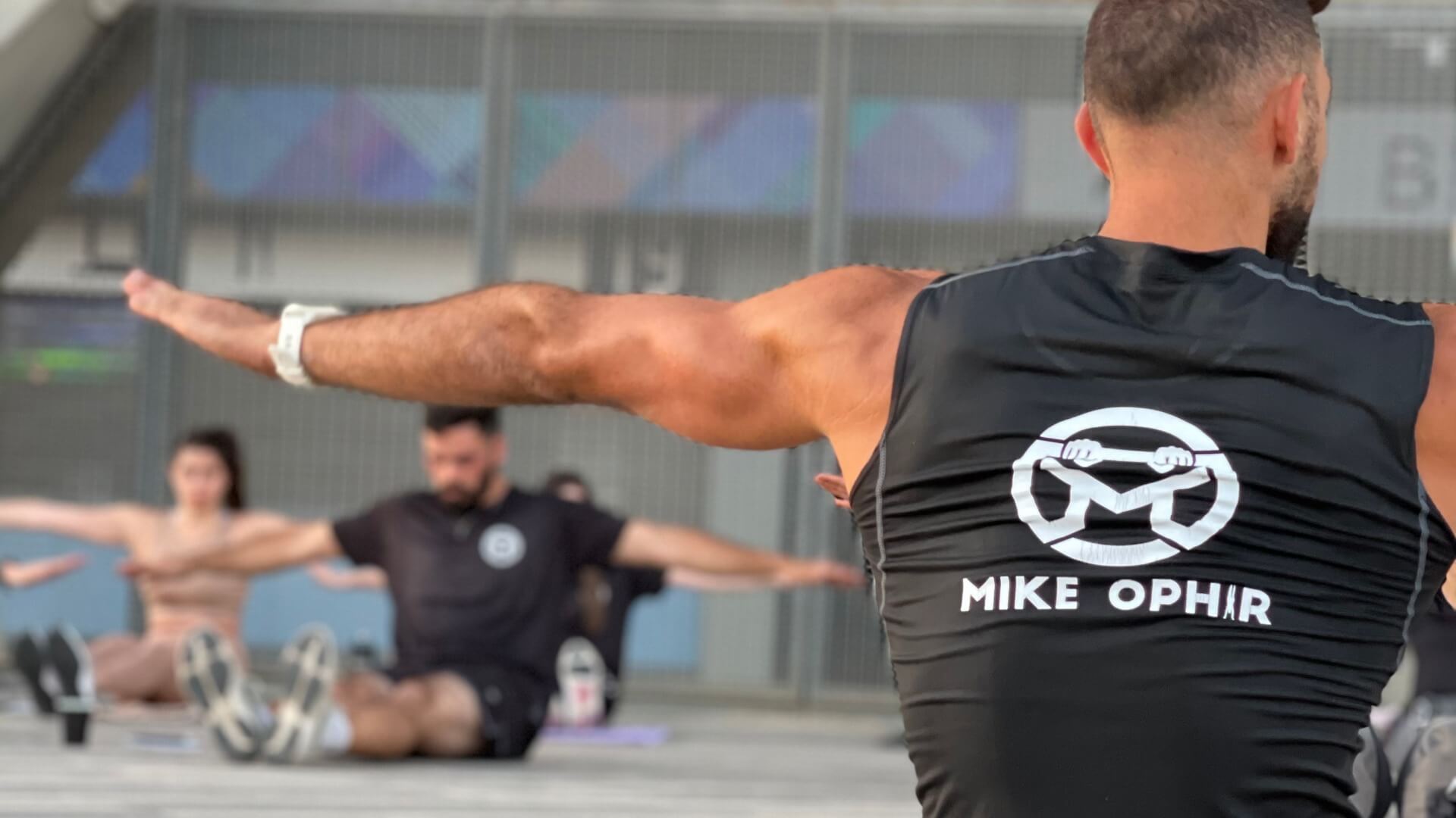  | מייק אופיר